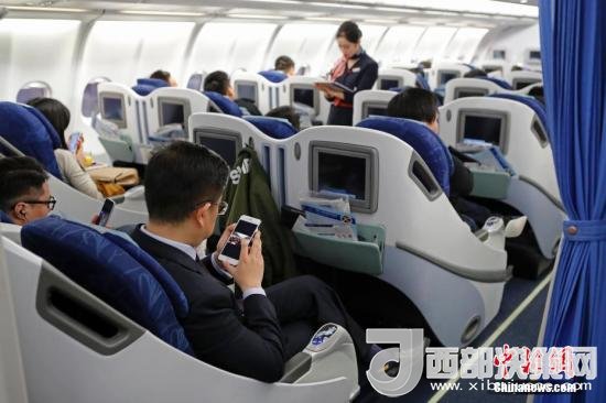 在東航MU5137航班上，旅客全程在飛行模式下可以使用手機(jī)。殷立勤 攝