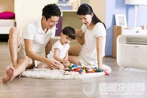 兒童時期，孩子好奇心強，喜歡“打破砂鍋問到底”、“探究性拆東西”、“自言自語做游戲”。這些聽似好笑，看似頑皮的言行舉止，恰恰就是孩子創(chuàng)造火花的閃現(xiàn)。心理學(xué)家鄧斯克認(rèn)為，小孩子在游戲中的“假裝”會大大促進(jìn)他們的發(fā)散思維。