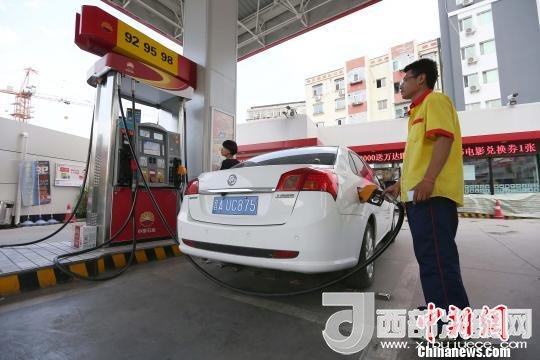 資料圖：山西太原，加油站工作人員正在給車輛加油?！?jiān)?攝