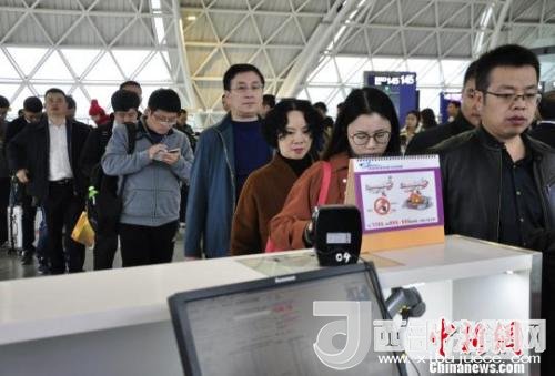 圖為旅客等待進(jìn)入客艙?！慰∶?攝