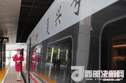 資料圖：4月10日，列車員在“復(fù)興號”列車旁迎接旅客的到來。 <a target='_blank'  data-cke-saved- >中新社</a>記者 殷立勤 攝