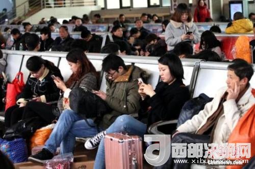 資料圖：移動(dòng)互聯(lián)網(wǎng)時(shí)代，旅客都拿著手機(jī)打發(fā)時(shí)間。<a target='_blank' >中新社</a>記者 王中舉 攝