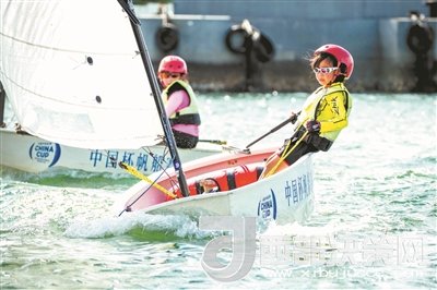 青島市北區(qū)立新小學學生參加2017年中國杯青少年帆船OP項目比賽。孫軍/攝