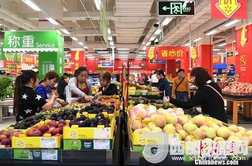 資料圖：民眾在超市選購(gòu)水果。<a target='_blank'  data-cke-saved- >中新社</a>記者 俞靖 攝