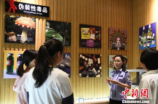 山西省司法行政戒毒系統(tǒng)積極面向社會開展禁毒警示教育。　　　王建軍 攝
