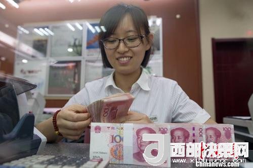 7月5日，山西太原一銀行工作人員正在清點(diǎn)貨幣。人民幣對(duì)美元匯率中間價(jià)在經(jīng)歷了過(guò)去11個(gè)交易中的10次下調(diào)后終于迎來(lái)大漲。5日，中國(guó)外匯交易中心公布人民幣對(duì)美元匯率中間價(jià)報(bào)6.6180，較前一交易日大幅上調(diào)415個(gè)基點(diǎn)，創(chuàng)下自2017年10月11日以來(lái)的最大升幅。<a target='_blank' >中新社</a>記者 張?jiān)?攝