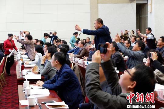 圖為與會嘉賓認(rèn)真聽取專家演講?！±铍h 攝