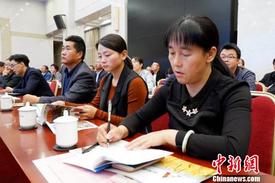 圖為與會嘉賓聆聽專家演講?！±铍h 攝