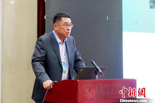 圖為青海省農(nóng)林科學(xué)院副院長、國家大麥青稞產(chǎn)業(yè)技術(shù)體系崗位科學(xué)家遲德釗正在發(fā)言?！±铍h 攝