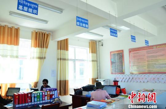 圖為塔秀村的便民服務(wù)大廳?！◆?shù)り?yáng) 攝