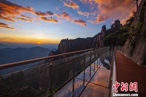  資料圖：霞光映照在三清山棧道玻璃上?！溆榔?攝