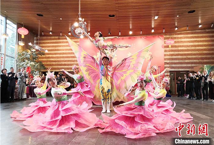 圖為雜技演員通過精湛的技藝贏得了滿堂喝彩?！「拭C省文化和旅游廳網(wǎng)站 攝