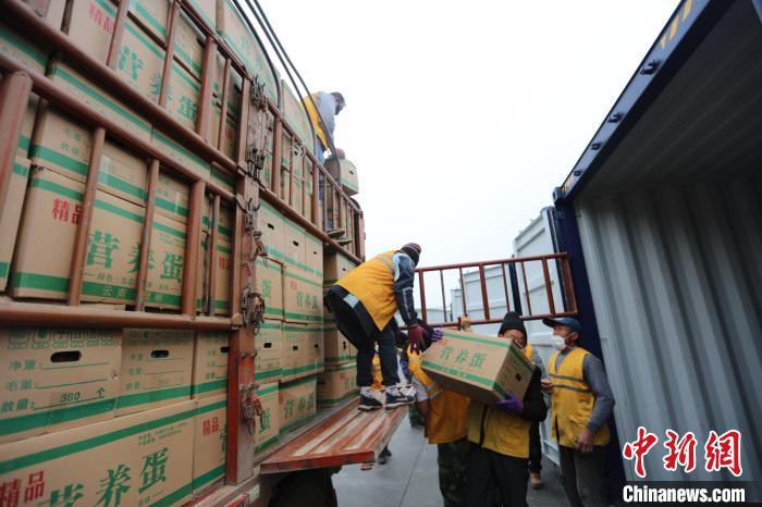 圖為鐵路裝卸作業(yè)人員正在將云南特色農(nóng)產(chǎn)品裝入集裝箱。　楊航 攝
