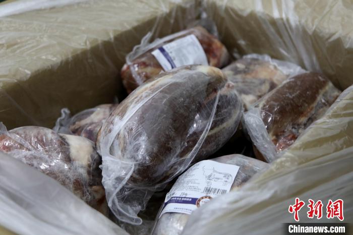當(dāng)雄縣援鄂物資中的牦牛肉，圖中的為腱子肉，是牦牛肉中的“極品”?！‘?dāng)雄縣 供圖 攝