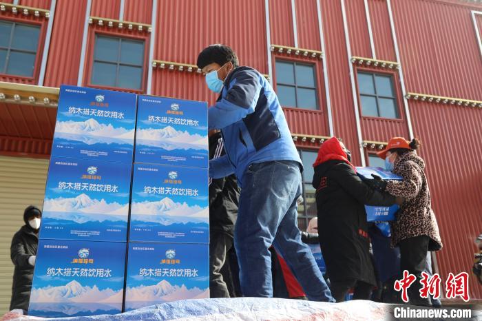 西藏當(dāng)雄給湖北荊州送去冰川礦泉水、牦牛肉等物資