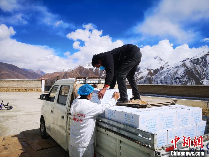 圖為工作人員搬運物資。堆龍德慶區(qū)宣傳部供圖