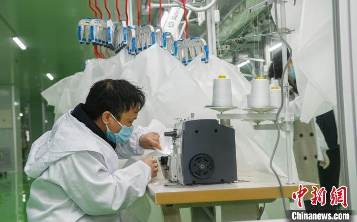 工人生產(chǎn)防護(hù)服，保障抗疫物資供應(yīng)。廣安市委宣傳部供圖