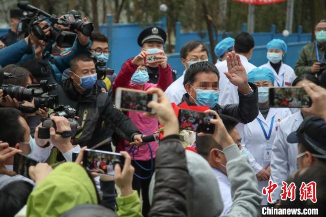 圖為貴州省最后一名新冠肺炎確診患者從貴州省將軍山醫(yī)院出院，患者與眾人揮手告別?！■暮陚?攝