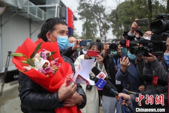 圖為貴州省最后一名新冠肺炎確診患者從貴州省將軍山醫(yī)院出院，患者接受媒體采訪?！■暮陚?攝