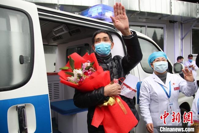 圖為貴州省最后一名新冠肺炎確診患者從貴州省將軍山醫(yī)院出院，患者與眾人揮手告別。　瞿宏倫 攝