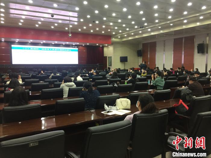 山西選派554名疫情防控指導(dǎo)員駐校指導(dǎo)高三年級(jí)開(kāi)學(xué)疫情防控?！「呷鸱?攝