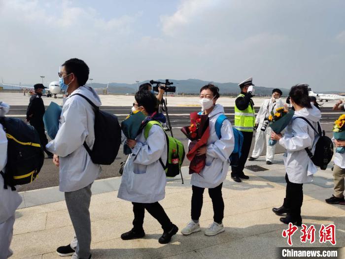 圖為交警向醫(yī)療隊敬禮?！№n帥南 攝