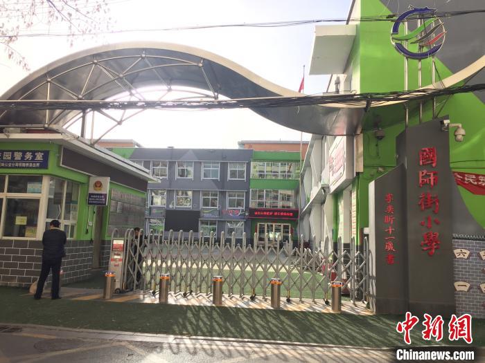 校門口設(shè)置臨時(shí)等候區(qū)，區(qū)域四周5米為禁行區(qū)。　高瑞峰 攝