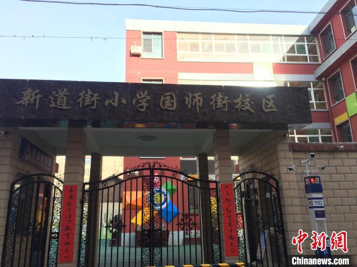 返校學(xué)生要到指定校門口報(bào)到，入校時(shí)需佩戴口罩，并進(jìn)行身份核驗(yàn)、實(shí)名登記、體溫檢測(cè)。　高瑞峰 攝