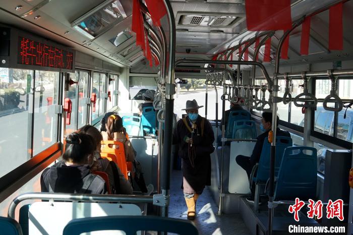 拉薩市民生活如常，圖為民眾戴口罩乘坐公交車?！〗w波 攝