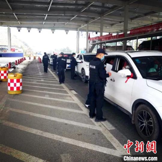 圖為云南一邊境檢查站防控疫情同時(shí)嚴(yán)防境外毒品滲透。　云南省公安廳供圖 攝