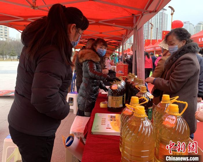 圖為市民們正在采購商品?！O睿 攝