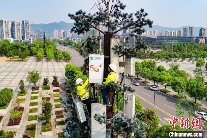 圖為重慶移動工作人員正在安裝5G基站。重慶移動 供圖