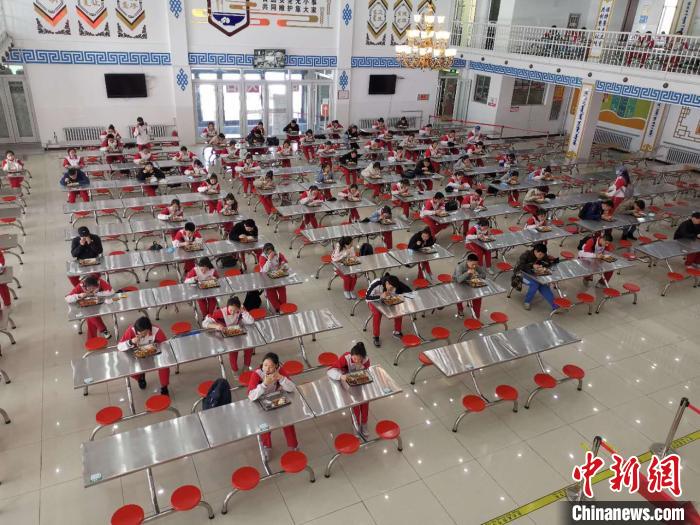 圖為學(xué)生們在食堂就餐?！鯆I娜 攝