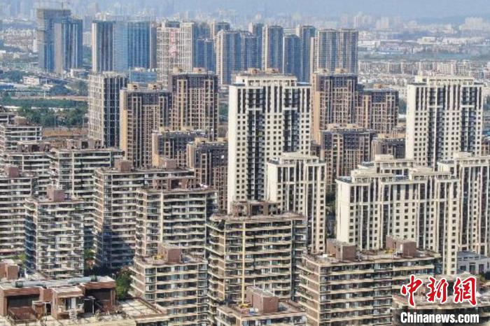 房地產(chǎn)行業(yè)作為特殊的商品銷售業(yè)，受疫情影響，一些企業(yè)資金回籠困難，亟待金融和稅務(wù)部門(mén)的政策支持。　泱波 攝