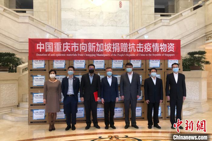 圖為捐贈(zèng)方與接收方代表合影留念。　劉相琳 攝