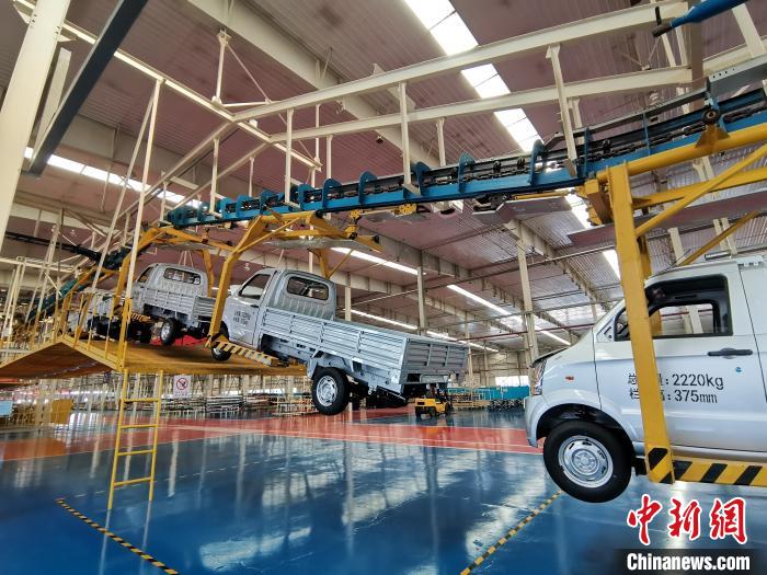 成功汽車是山西省重點轉型項目，擁有國內先進的零部件、發(fā)動機整機自動裝配和發(fā)動機生產線、實驗線，還有國際一流的工業(yè)機器人。　高飛 攝