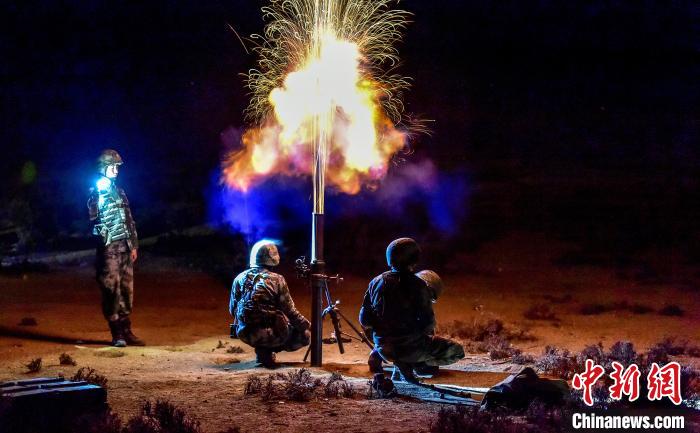 演練中偵察兵在夜間利用迫擊炮摧毀敵輕型裝甲?！」鶘|東 攝