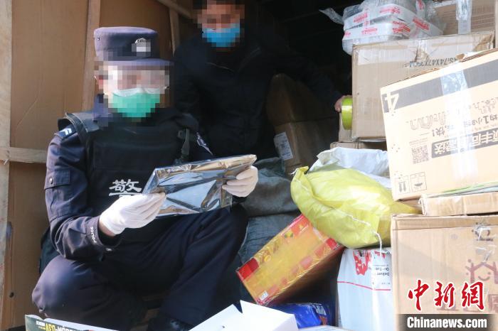 圖為勐康邊檢站民警在對快遞運(yùn)輸車輛進(jìn)行例行檢查?！钐?攝