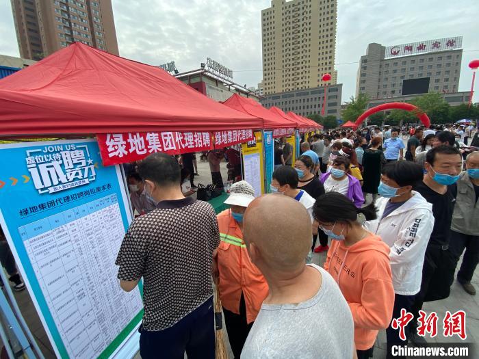一些知名企業(yè)展臺前，投遞簡歷、咨詢就業(yè)的人絡繹不絕?！∏愊?攝