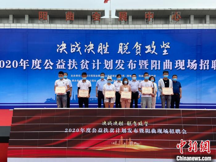 在現(xiàn)場，綠地集團與困難就業(yè)群體就業(yè)代表簽署勞務合同，并為首批6名就業(yè)代表頒發(fā)上崗證書?！∏愊?攝