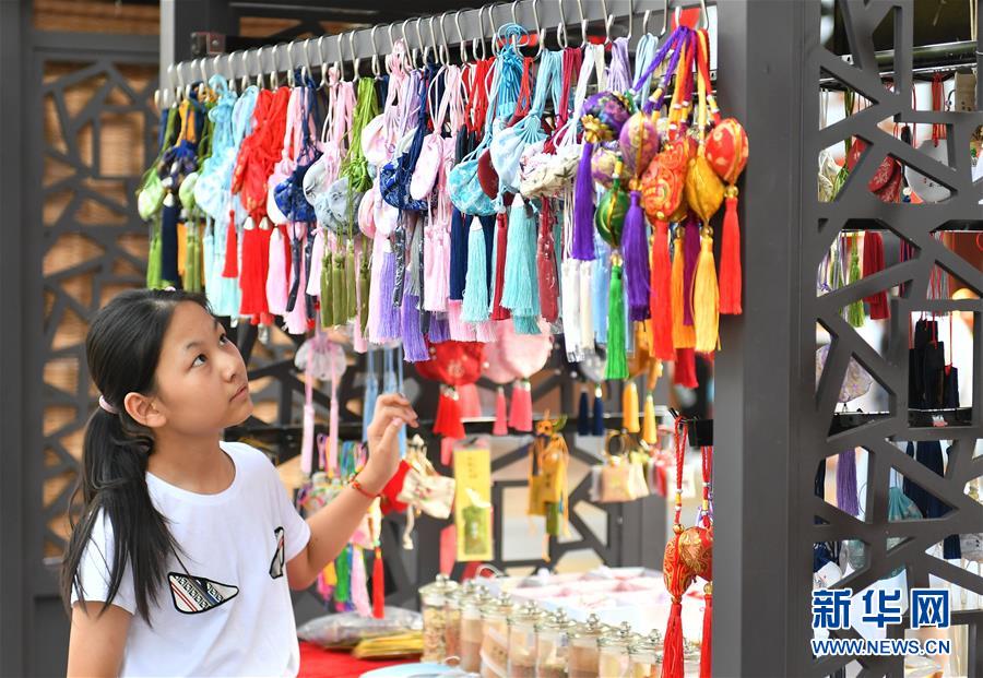 (新華全媒頭條·圖文互動(dòng))(4)線(xiàn)上線(xiàn)下消費(fèi)升溫 文旅活動(dòng)邁上“云端”——端午假期透視我國(guó)經(jīng)濟(jì)高質(zhì)量發(fā)展新動(dòng)力