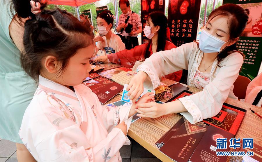 (新華全媒頭條·圖文互動(dòng))(7)線(xiàn)上線(xiàn)下消費(fèi)升溫 文旅活動(dòng)邁上“云端”——端午假期透視我國(guó)經(jīng)濟(jì)高質(zhì)量發(fā)展新動(dòng)力