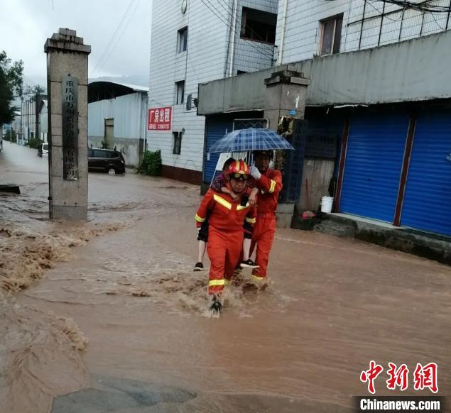 圖為消防救援人員營救被困民眾?！≈貞c萬州區(qū)委宣傳部供圖 攝