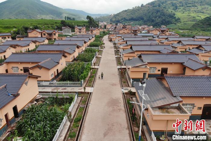 平坦的水泥路從村民居住區(qū)穿過(guò)?！埨?攝
