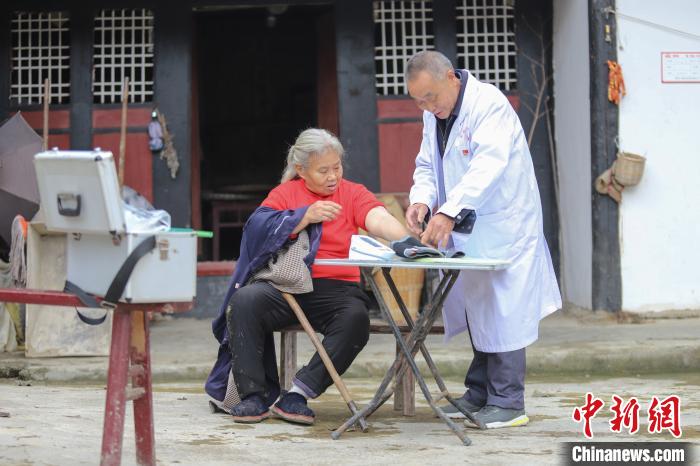 資料圖，貴州村醫(yī)給村民看病?！■暮陚?攝