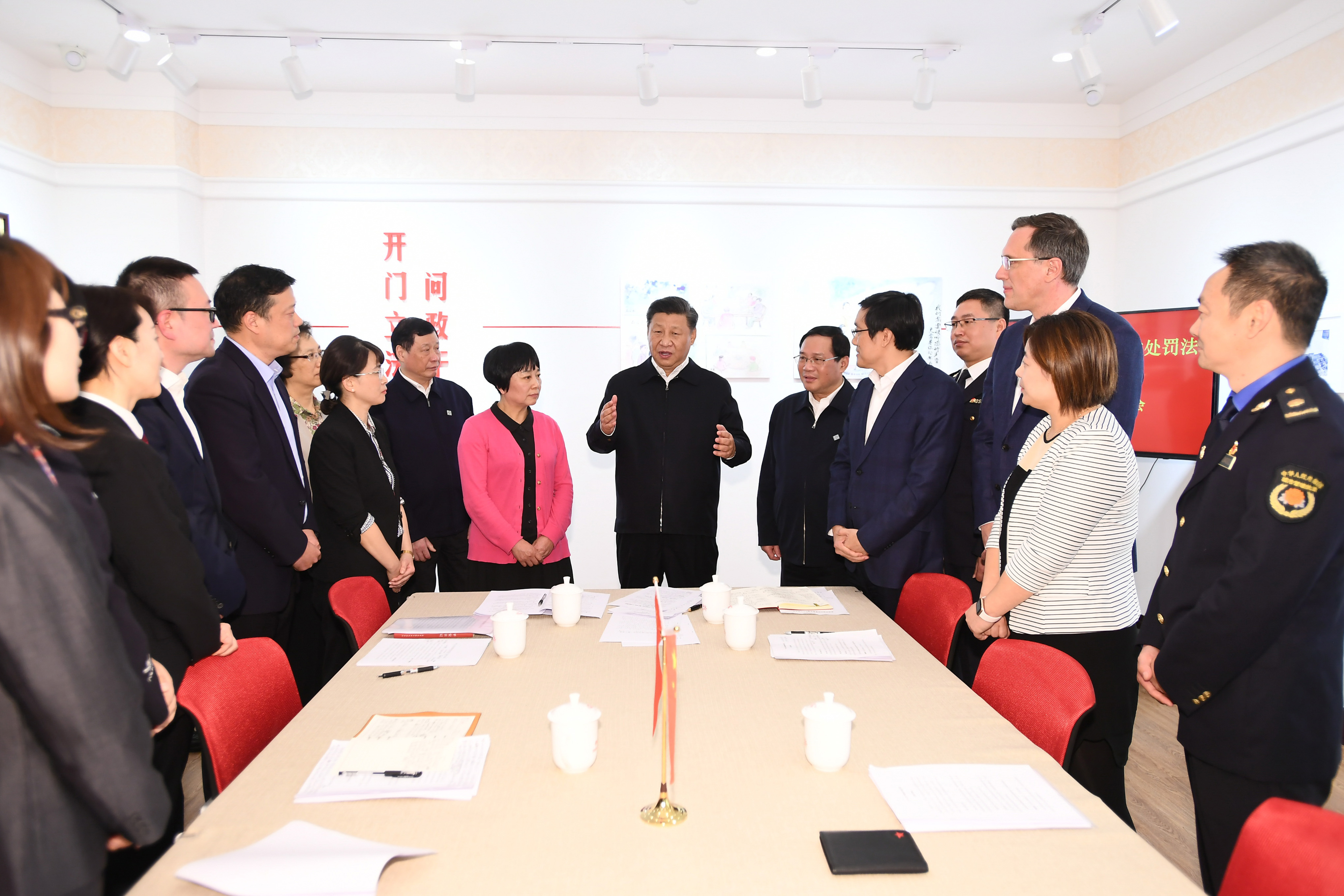 2019年11月2日，習(xí)近平總書記在上海長寧區(qū)虹橋街道古北市民中心，同正在參加立法意見征詢的社區(qū)居民代表親切交流。