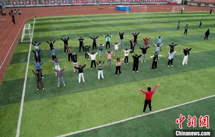 寧夏大學(xué)校園內(nèi)，學(xué)生跟隨老師練習(xí)八段錦。 謝宇 攝