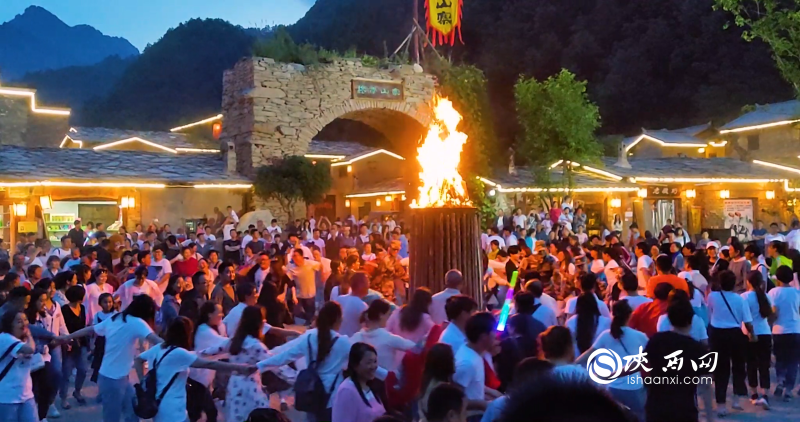 朱家灣終南山寨里的游客們舉辦篝火晚會